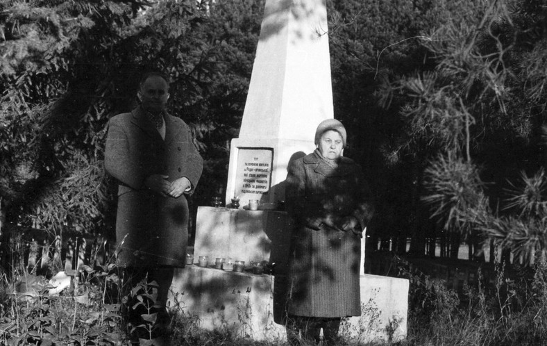 I napis, nie wiedzieliśmy, czy po rosyjsku, czy po ukraińsku, który głosił, że to pomnik upamiętniający mieszkańców wsi Rudnia Łęczyńska, zamordowanych za pomoc radzieckim partyzantom