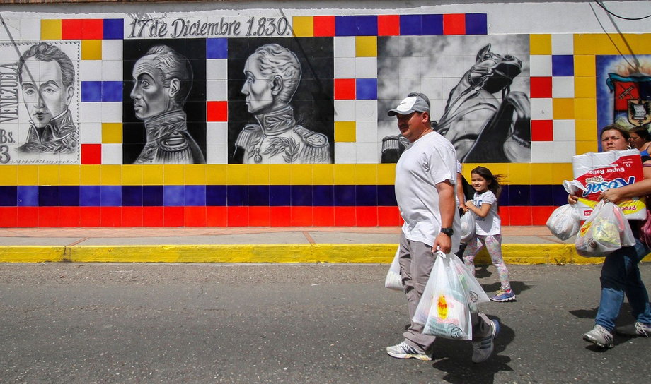 Obywatele Wenezueli wracają z zakupami z Kolumbii