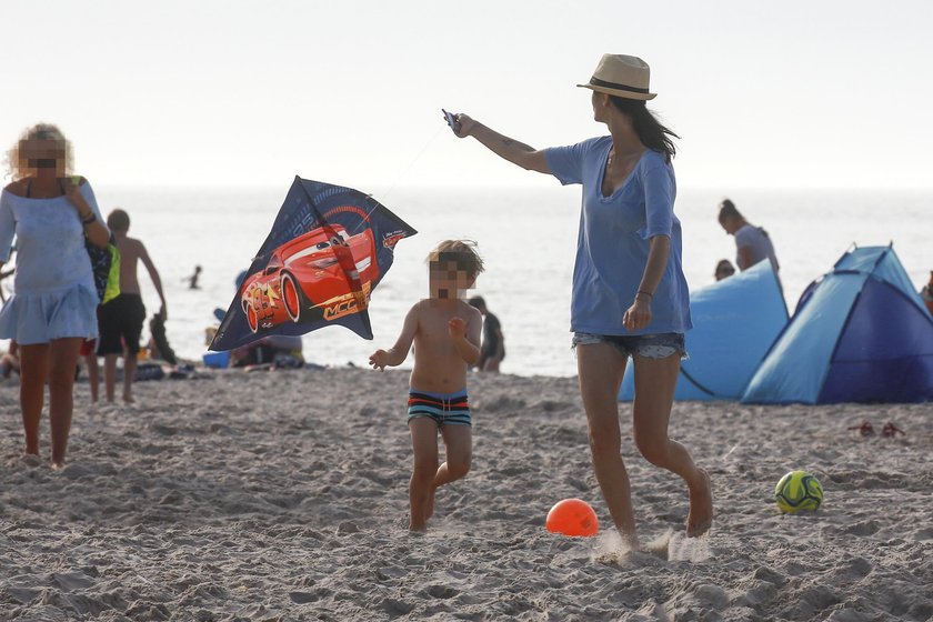 Viola Kołakowska z dziećmi na plaży w Dębkach