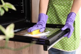 Želite da vaša rerna bude čista i blistava? Sve što vam treba je stvar koju sigurno imate u kuhinji