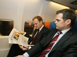 Premier poleciał do Brukseli zwykłym samolotem