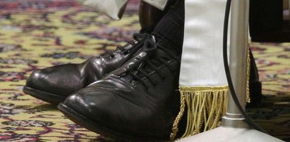 Papież Franciszek nosi buty ortopedyczne