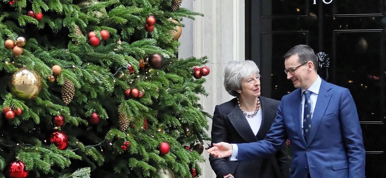 Morawiecki i May w świątecznych nastrojach. "Zapraszamy wszystkich Polaków z powrotem do kraju"