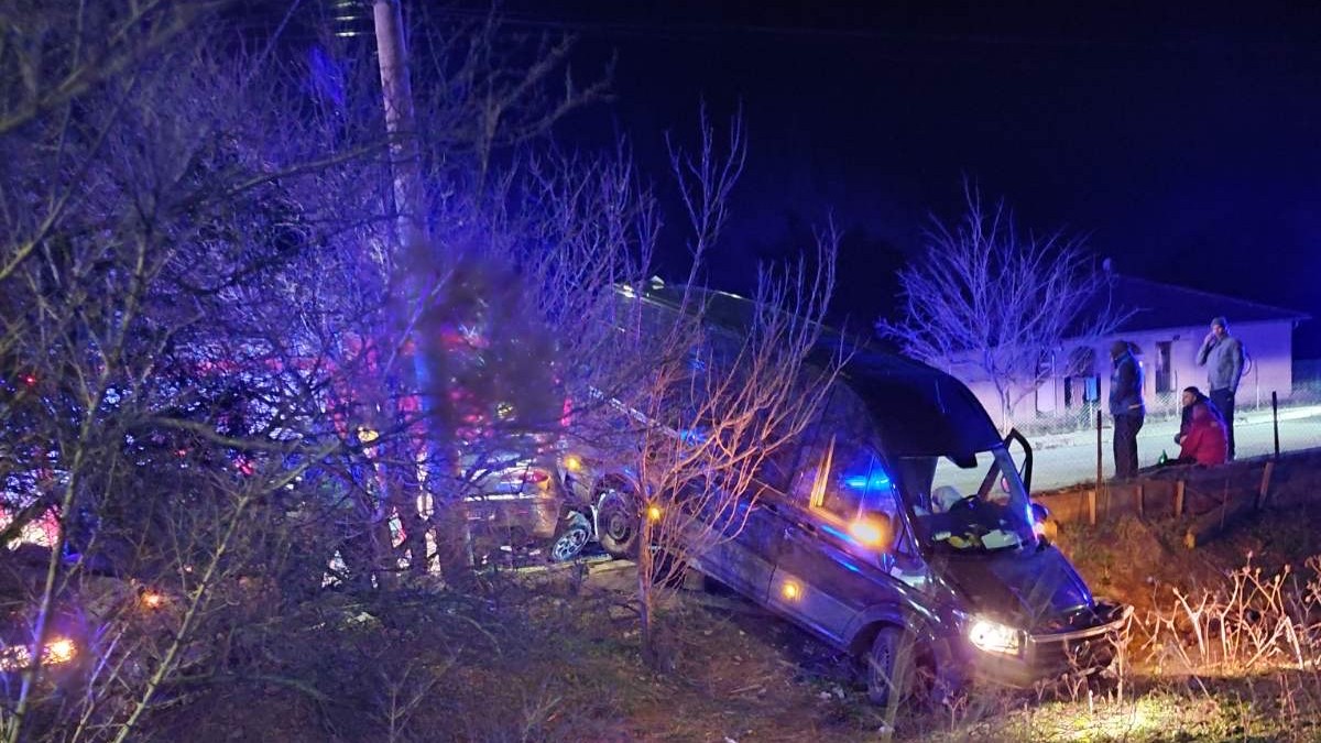 JEDNA OSOBA SLOMILA OBE NOGE, DRUGA POBEGLA Detalji teške nesreće kod Kruševca: Dva automobila se zakucala u kombi Kép