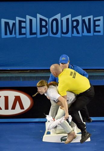 Skandal podczas finału Australian Open. Aktywiści wdarli się na kort