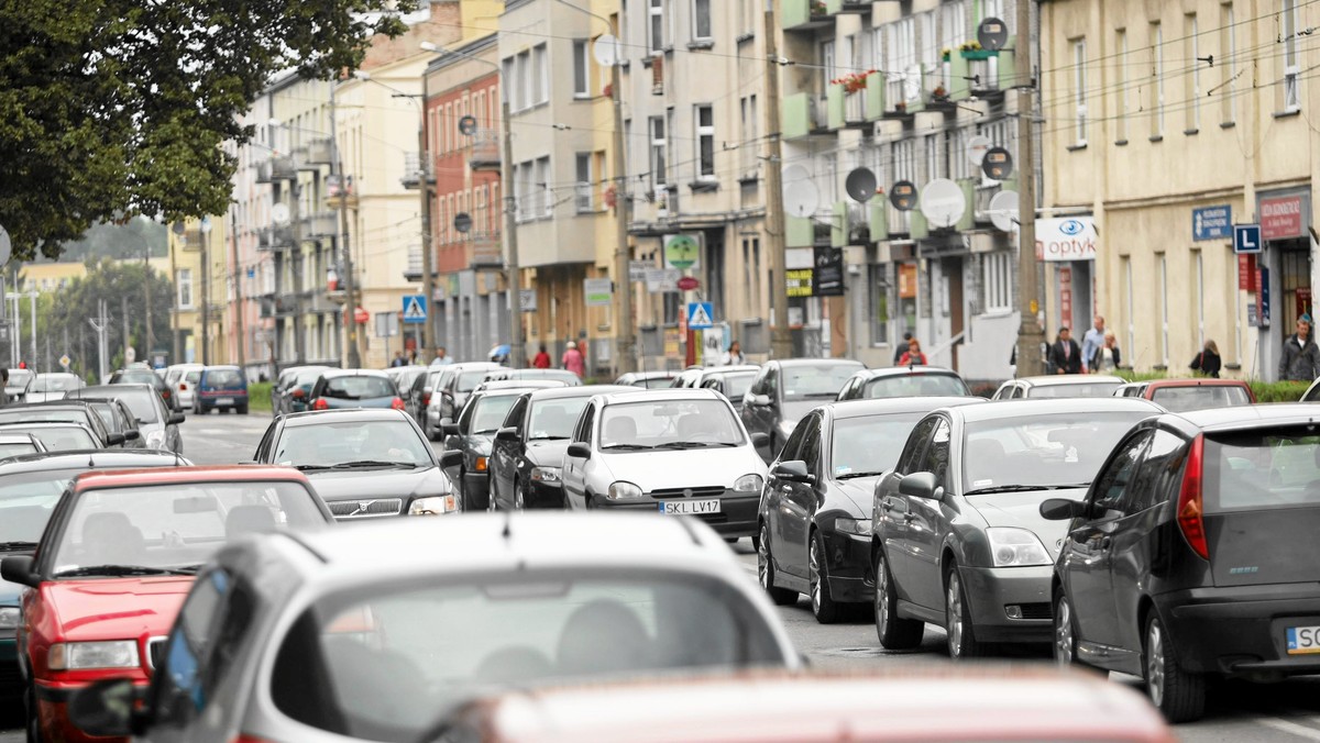 Miasto porozumiało się z prywatnym inwestorem, który wybuduje nieduży parking dwupoziomowy w centrum. Jest też pomysł na podobne rozwiązanie przy ul. Dzieci Wrzesińskich - informuje "Głos Koszaliński".