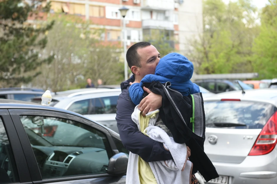 Otac je s detetom pobegao ka krovu