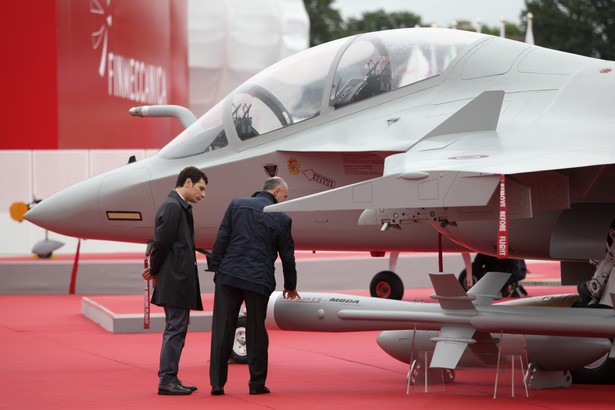 Myśliwiec Finmeccanica SpA M346 zaprezentowany na targach lotniczych Farnborough 2012