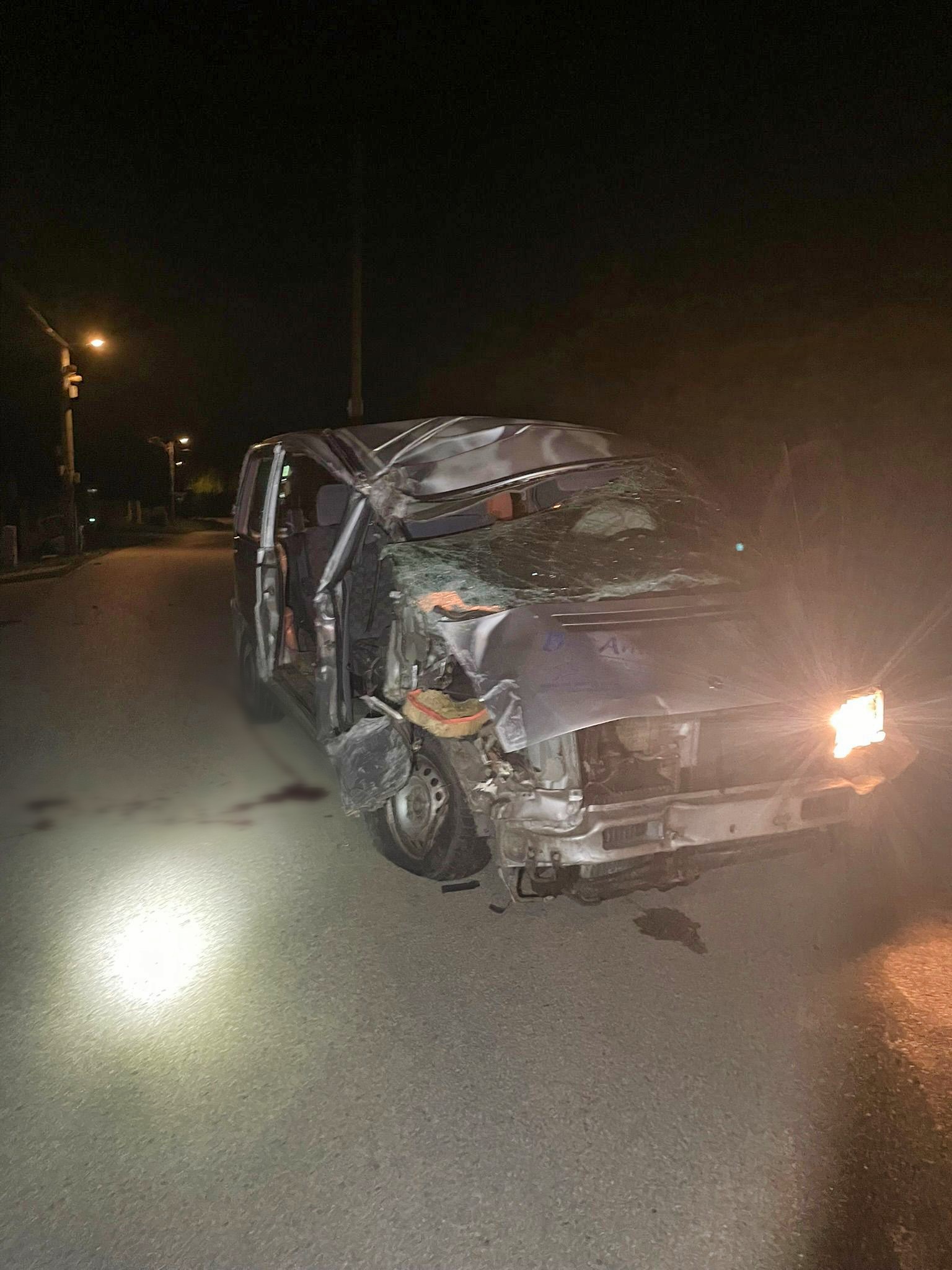 Vodič v obci Mojmírovce narazil do stĺpa verejného osvetlenia.  