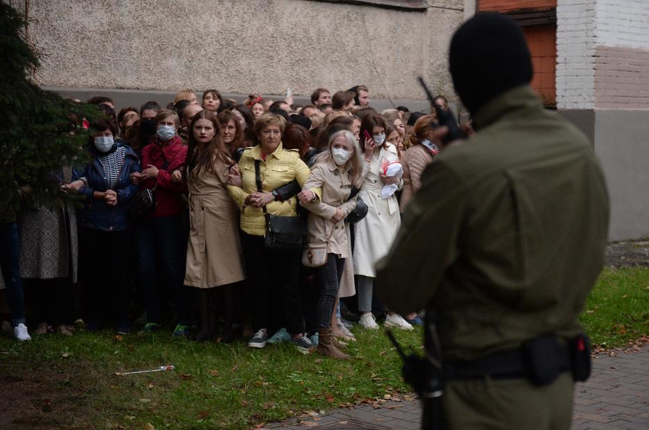 Őrizetbe előtt álló fehérorosz nők próbálnak dacolni a maszkos rendvédelmisekkel Minszkben 2020. szeptember 8-án, hiába. / Fotó: MTI/EPA/str