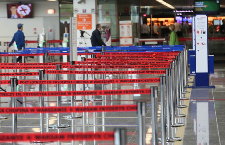 Na 80 procentach dachu nowego terminala zainstalowano panele z ogniwami fotowoltaicznymi, które mogą zaspokoić ok. 20 proc. dziennego zapotrzebowania terminalu na energię elektryczną.  <br><br>fot.  (cat) PAP/Leszek Szymański