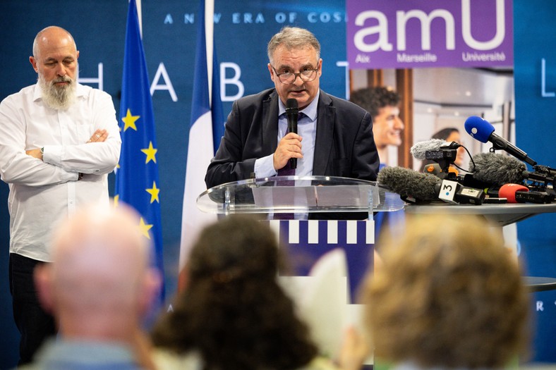 Rektor Uniwersytetu Aix-Marseille Eric Berton podczas konferencji prasowej z okazji powitania amerykańskich naukowców, 26 czerwca 2025 r.
