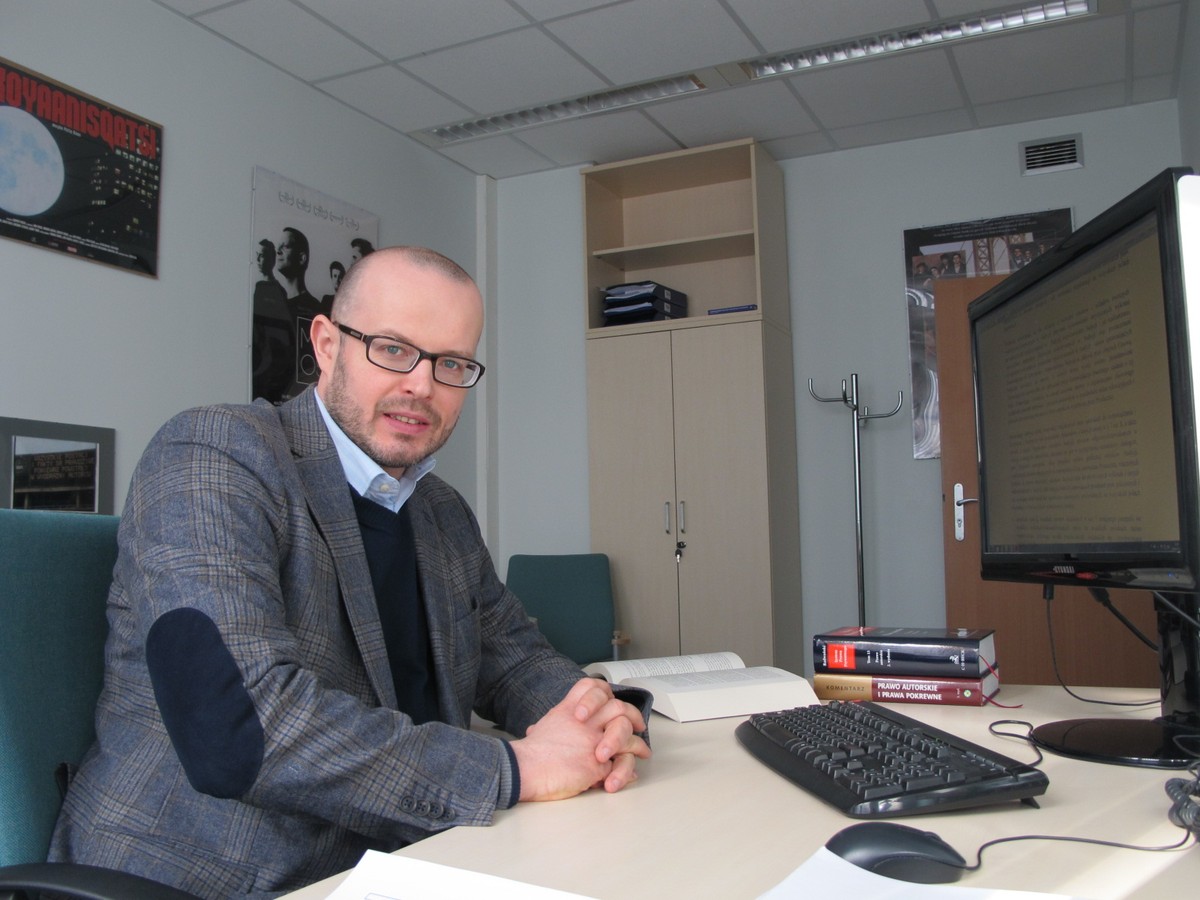 Dominik Skoczek, radca prawny, prowadzi kancelarię prawną specjalizująca się w prawie autorskim. Pełnomocnik Stowarzyszenia Filmowców Polskich.
