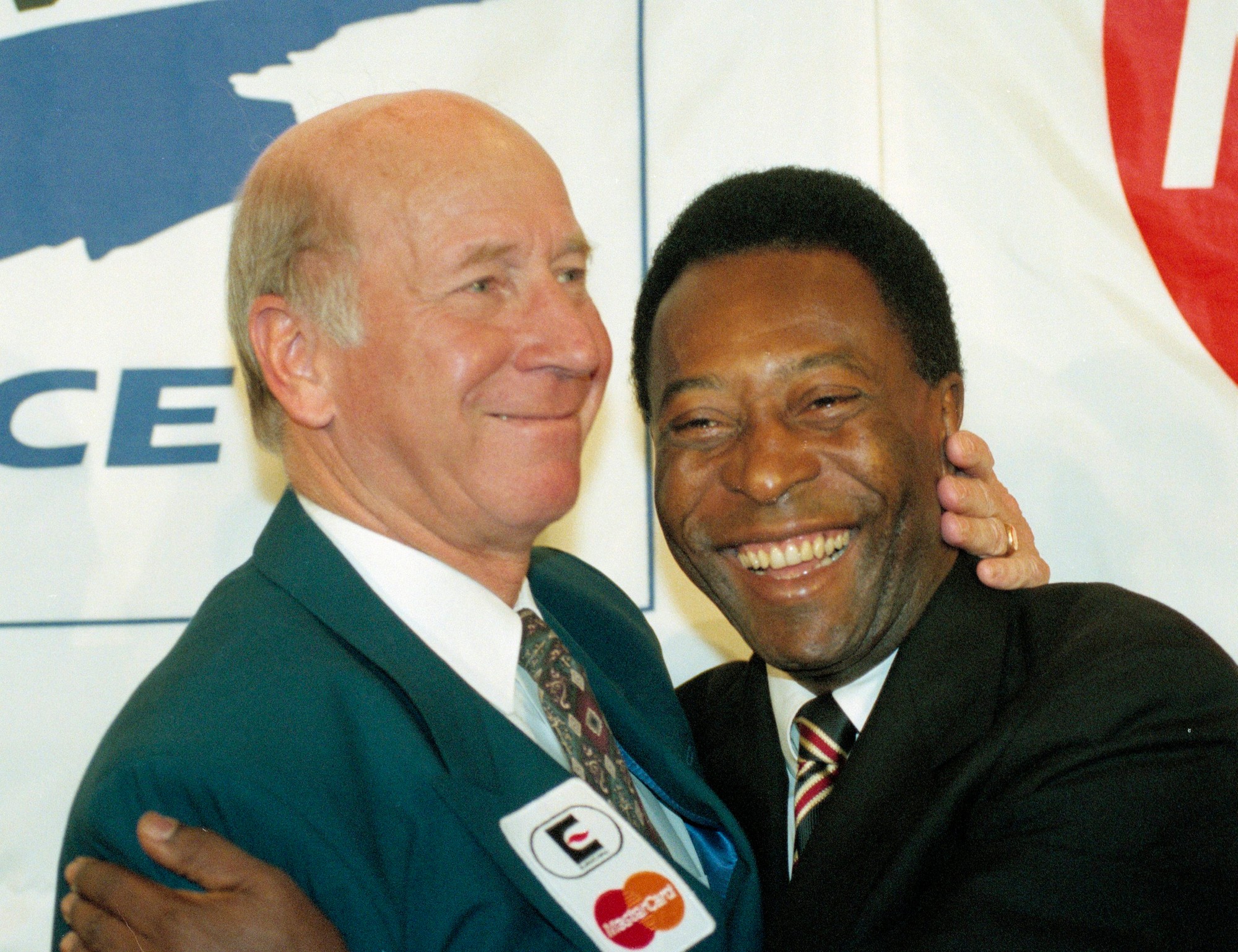 Bývalý anglický futbalista Bobby Charlton a Brazílčan Pelé.
