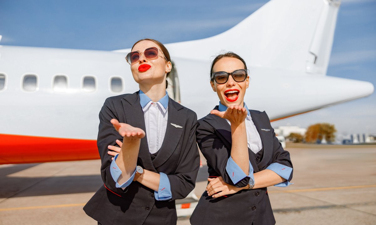 To dlatego stewardesy mają usta pomalowane na czerwono. Nie chodzi o urodę