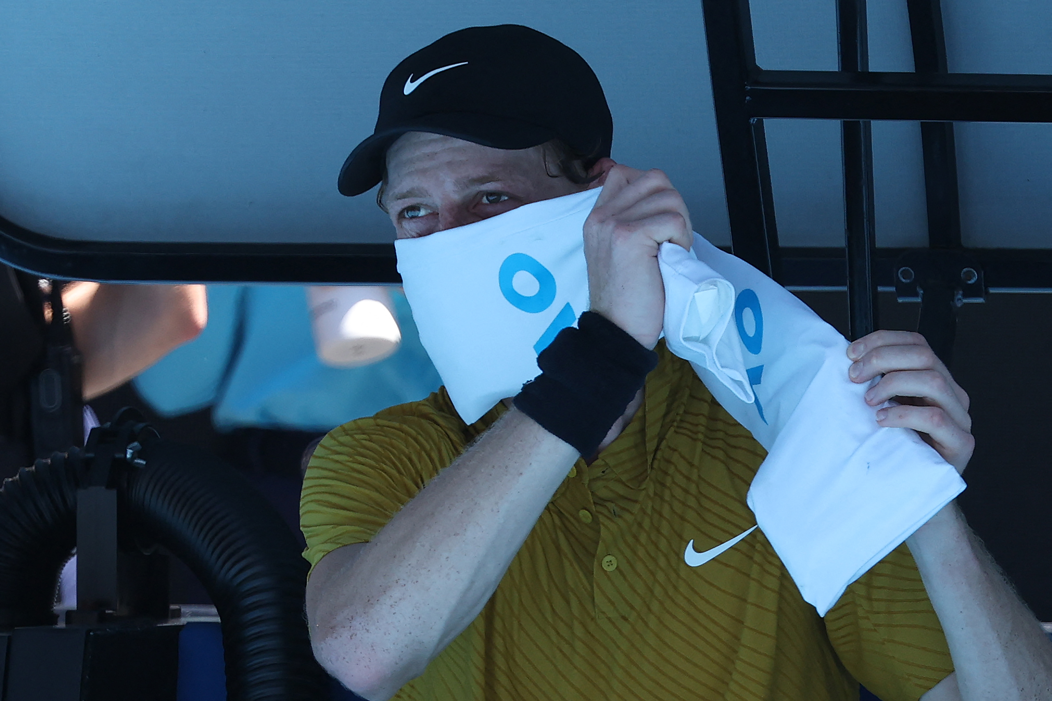 Crampes partout, chaleur écrasante : Comment Sinner a arraché sa qualification à Melbourne