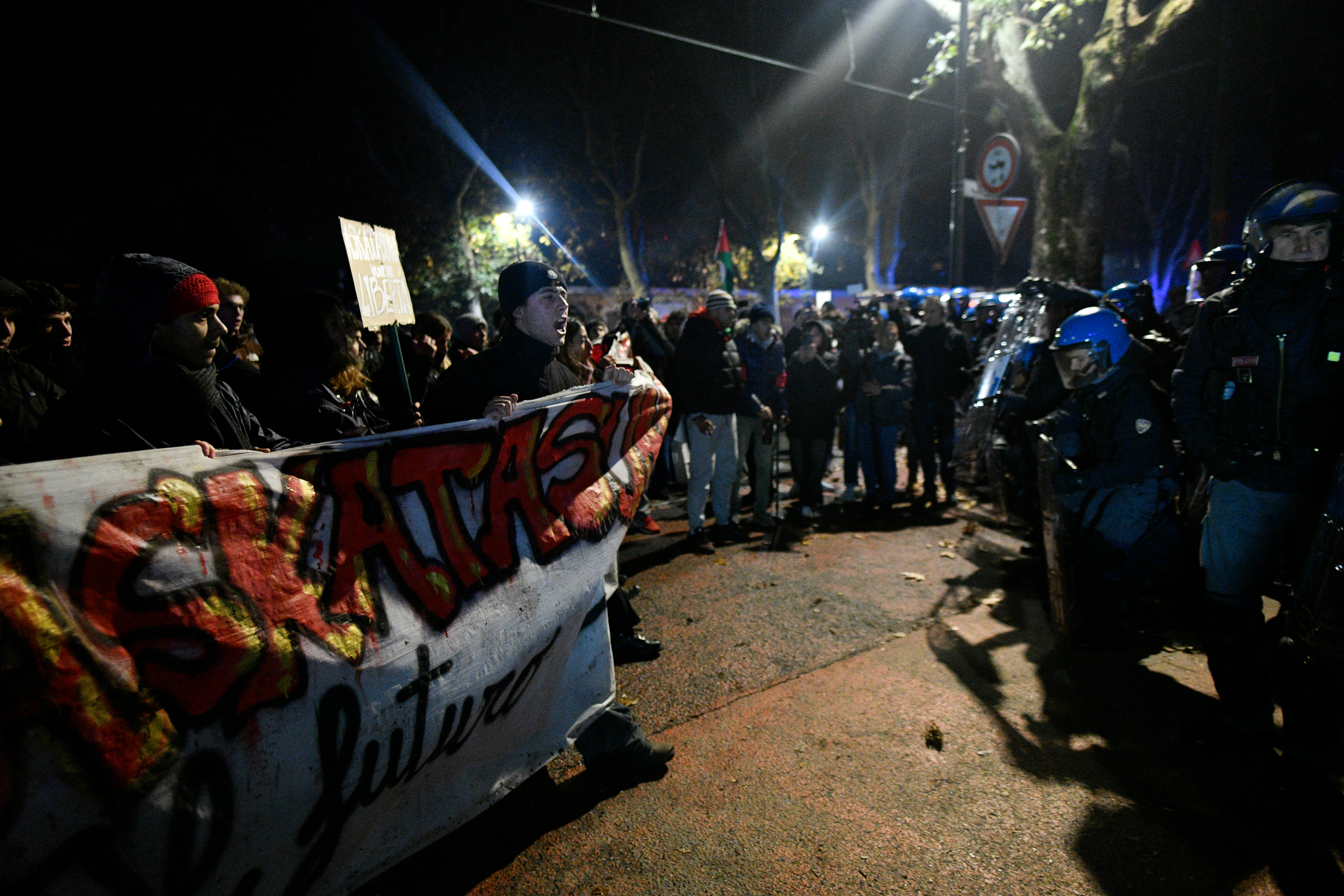 Zangrillo denuncia 'gravità assoluta' per manuali di scontro online prima del 31 gennaio