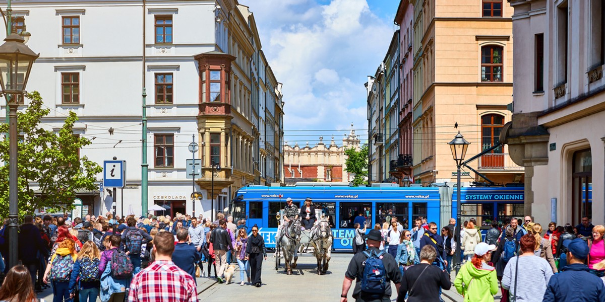 Termomodernizacja, wymiana taboru, zachęcanie do korzystania z transportu miejskiego - to tylko niektóre działania podejmowane przez samorządy na rzecz czystego powietrza. 