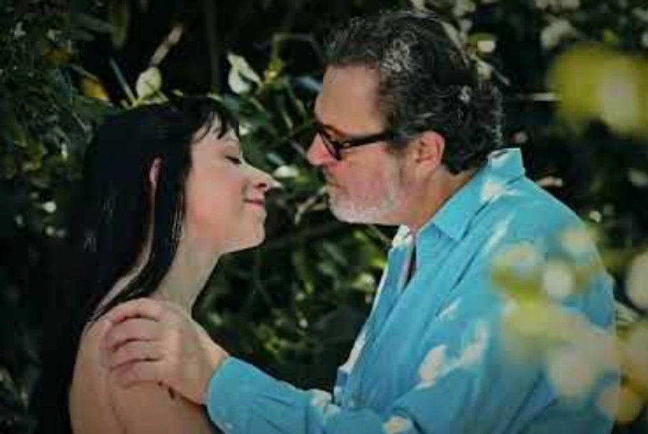 Pevač a 25 godina mlađom suprugom