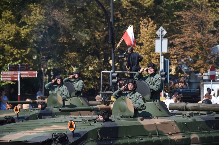 Defilada pojazdów wojskowych na ulicach stolicy