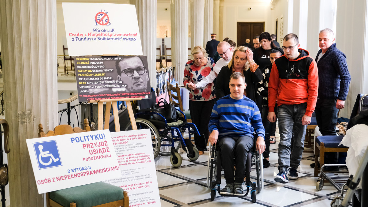 Polacy popierają protest osób z niepełnosprawnościami w Sejmie [SONDAŻ]
