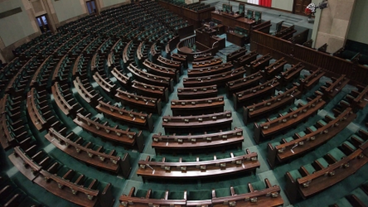 Gdyby wybory parlamentarne odbyły się na początku marca, wygrałaby je PO z 47-proc. poparciem - wynika z sondażu TNS OBOP. Na drugim miejscu znalazłoby się PiS z 24 proc. głosów. Próg wyborczy przekroczyłyby też: SLD z 15-proc. oraz PSL z 5-proc. poparciem. We wcześniejszych badaniach różnica między PO i PiS wynosiła zaledwie dwa punkty procentowe.