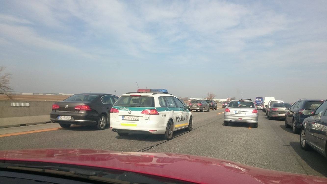 Kolóna na diaľnici D1 - ilustračné foto