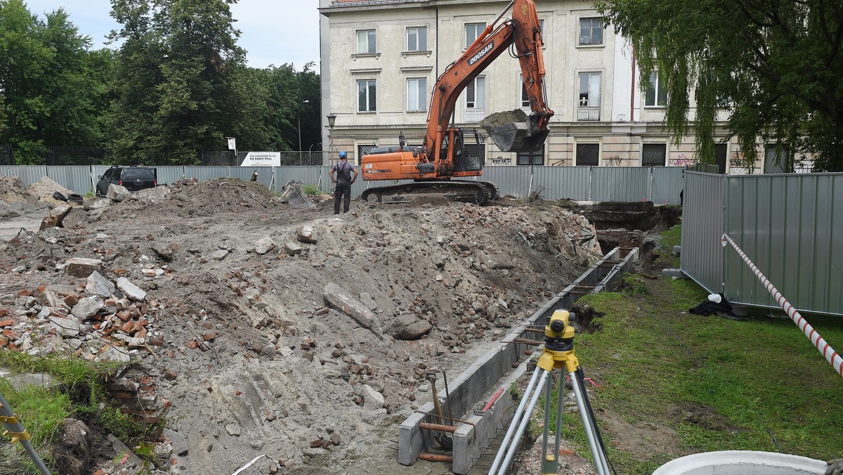 Nasza działka leży obok miejsca hekatomby powstańców i nie było konieczności badań archeologicznych - mówi inwestor budynku, który ma powstać w rejonie d. Pasażu Simonsa dodając, że wykona badania "dla poszanowania tragedii Powstania".