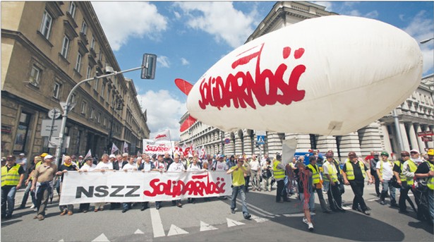 Protest „Solidarności” sparaliżował wczoraj życie w centrum Warszawy Fot. Paweł Supernak/PAP