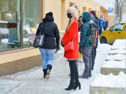 Seksapil ponad wszystko. W TAKIM stroju Magdalena Ogórek stała w kolejce po pączki. FOTO