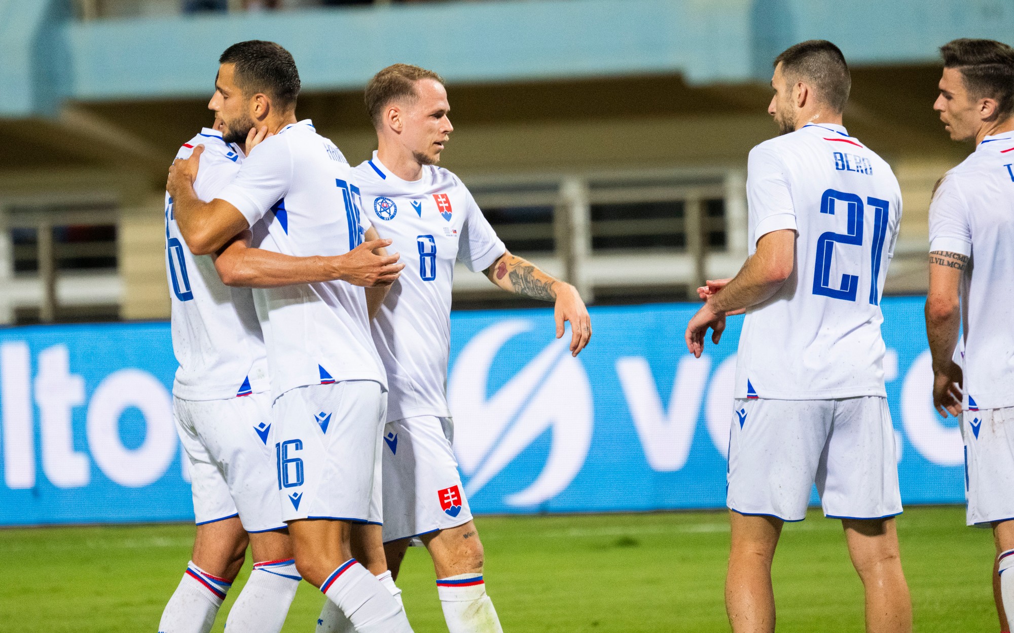 Slovenskí futbalisti oslavujú gól. 