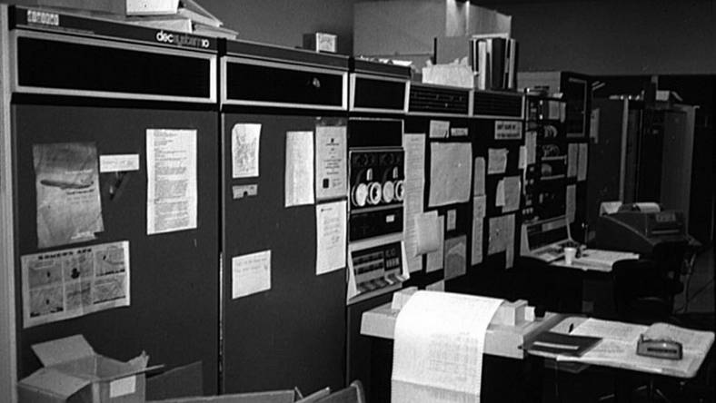 Komputery PDP-10 w laboratorium SI na Uniwersytecie Stanforda. Tutaj i na tym sprzęcie rozegrano prawdopodobnie pierwszy turniej e-sportowy z prawdziwego zdarzenia.