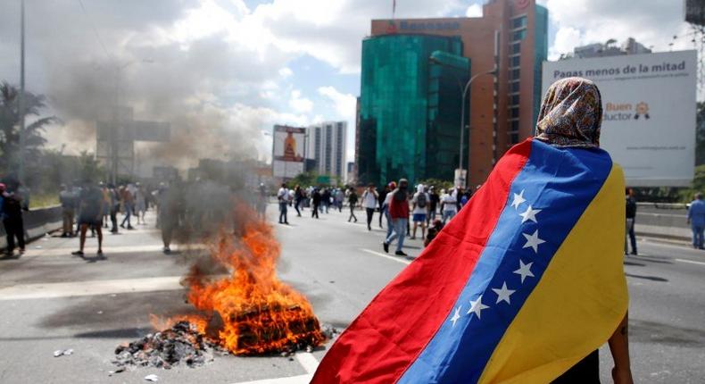 Protesters clash with riot police during a rally to demand a referendum to remove Venezuela's President Nicolas Maduro in Caracas, Venezuela, September 1, 2016.