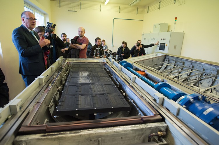 Zespół naukowców Instytutu Inżynierii Materiałowej Politechniki Łódzkiej pod kierownictwem prof. Piotra Kuli opracował urządzenie do produkcji grafenu na skalę przemysłową metodą metalurgiczną. Prezentacja prototypu odbyła się 14 stycznia. Zobacz zdjęcia z <a href='http://forsal.pl/galerie/847131,zdjecie,1,sukces-polakow-wiedza-jak-produkowac-grafen-na-skale-przemyslowa.html' style='color: blue'>sukcesu Polaków</a>