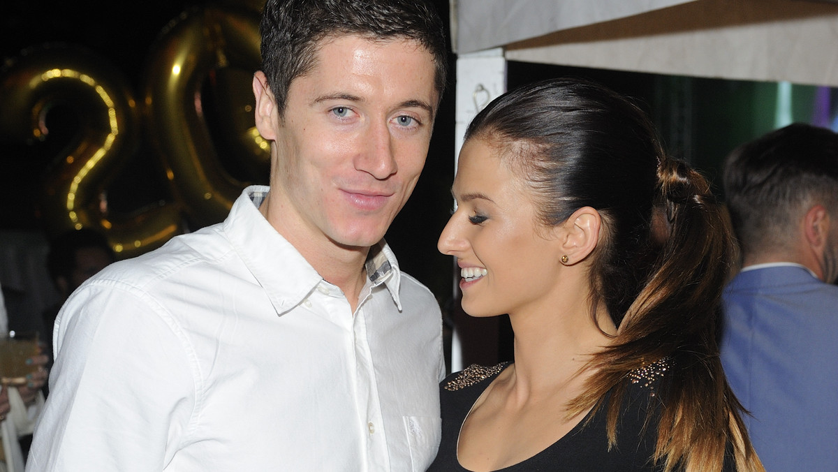 Anna Lewandowska pokazała na Instagramie urocze zdjęcie z wakacji. Wraz z trenerką do fotografii pozują: jej mąż Robert Lewandowski i córka Klara. Cała trójka wygląda uroczo.