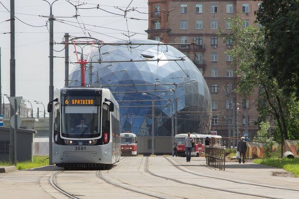 Tramwaj nr 60 jest już w Moskwie. To oznacza, że Pesa Bydgoszcz dostarczyła do stolicy Rosji połowę ze 120 zamówionych pojazdów Fokstrot. Jeszcze kilka miesięcy temu losy tego kontraktu były niepewne. Z punktu widzenia polskich przedsiębiorców robienie biznesu w Rosji nie sprzyjają napięte relacje w polityce zagranicznej, które są pochodną konfliktu zbrojnego na Ukrainie. Rosja wprowadziła embargo na polskie produkty spożywcze. Na szczęście, tabor to nie jabłka, więc dostawy nie zostały wstrzymane. Jak się dowiedzieliśmy, po ulicach Moskwy jeżdżą z pasażerami już 53 tramwaje Fokstrot (pozostałe z dostarczonych są przygotowywane do eksploatacji). Na zdj. Fostrot Pesy na tle starych moskiewskich tramwajów