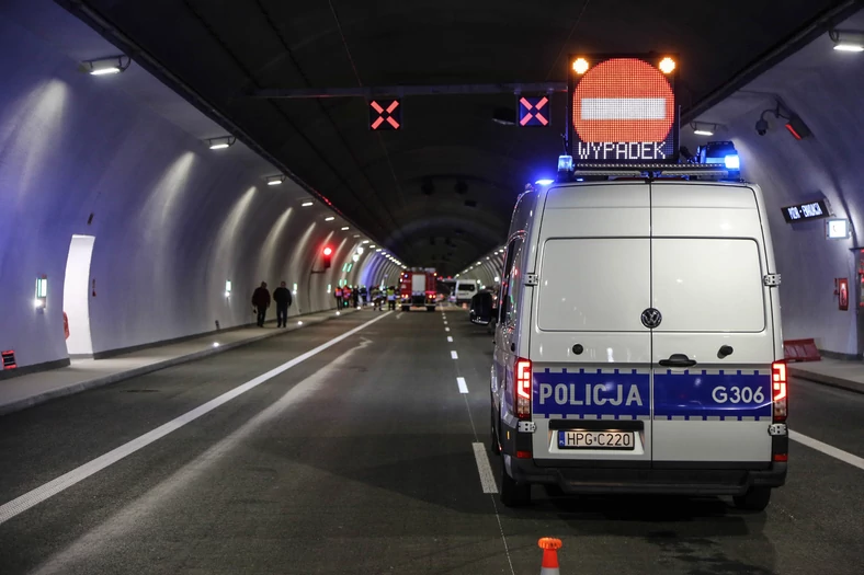 Jeśli w zdarzeniu ucierpieli ludzie, to trzeba wezwać policję, nawet jeśli nie wszyscy uczestnicy kolizji sobie tego życzą.