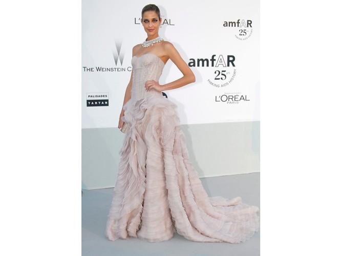 Najgorętsze ciała czerwonego dywanu - supermodelka Ana Beatriz Baros na festiwalu Cannes 2011