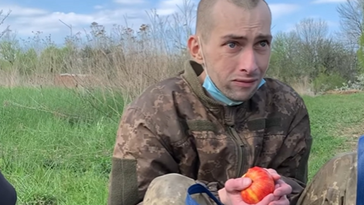 Ukraiński jeniec zalał się łzami. Niezwykłe sceny po wyjściu na wolność [WIDEO]