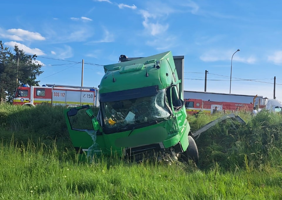 Vo Veľkom Mederi sa zrazil kamión s vlakom.
