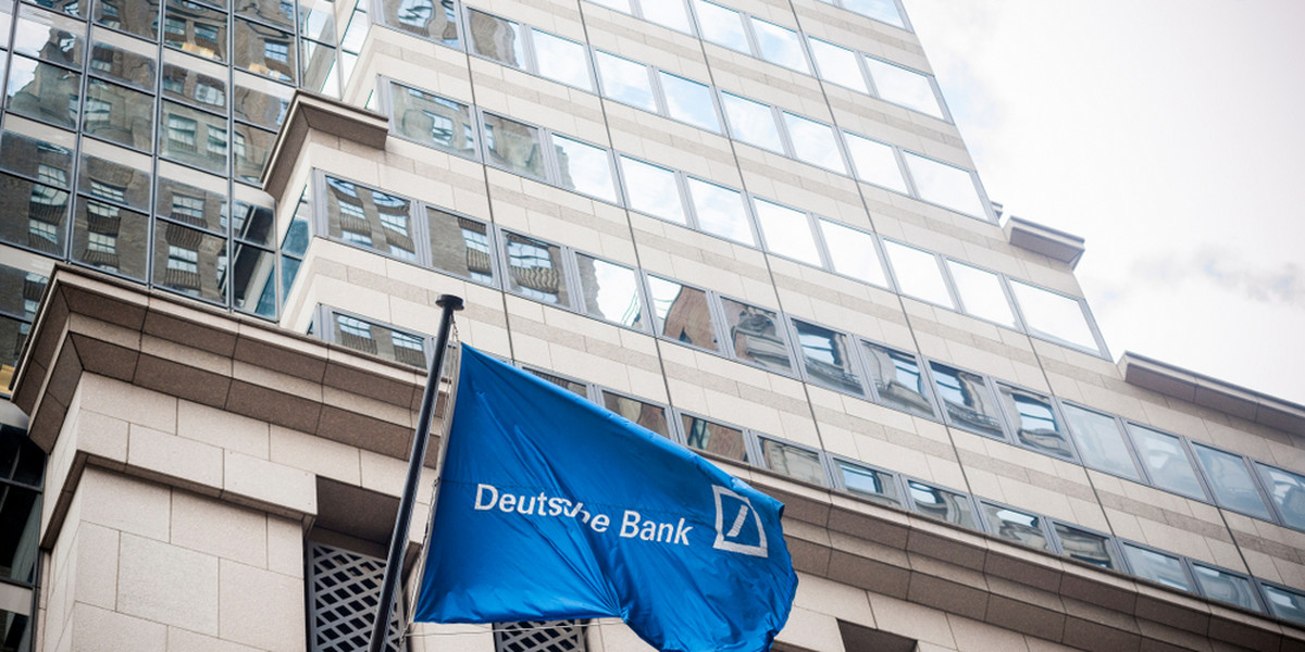 Deutsche Bank odnotował w trzecim kwartale 2019 roku stratę netto w wysokości 832 mln euro (924,83 mln dolarów). Powodem strat mają być " strategiczne korekty".