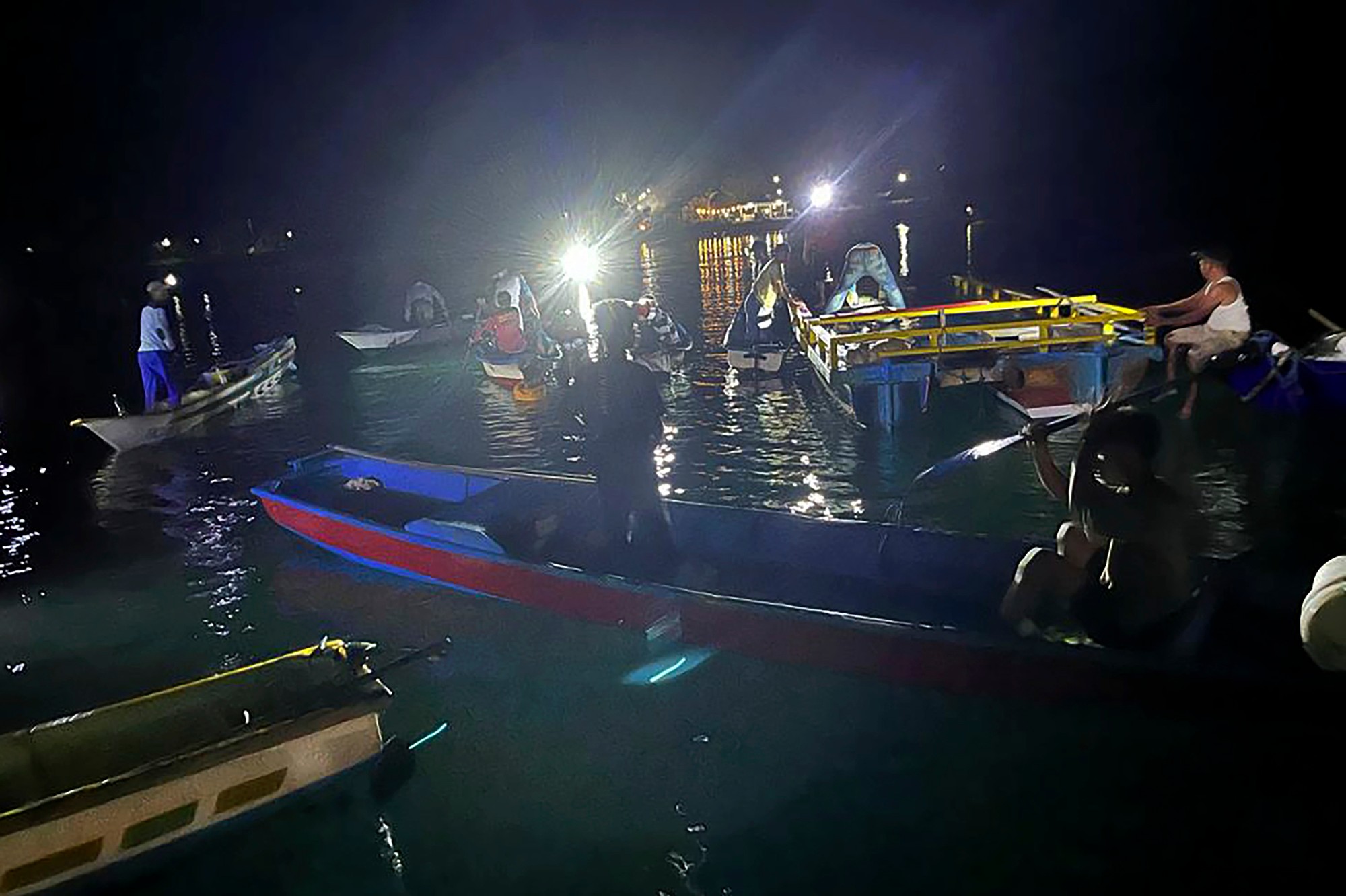 Neďaleko ostrova Sulawesi v Indonézii sa potopil preplnený trajekt.