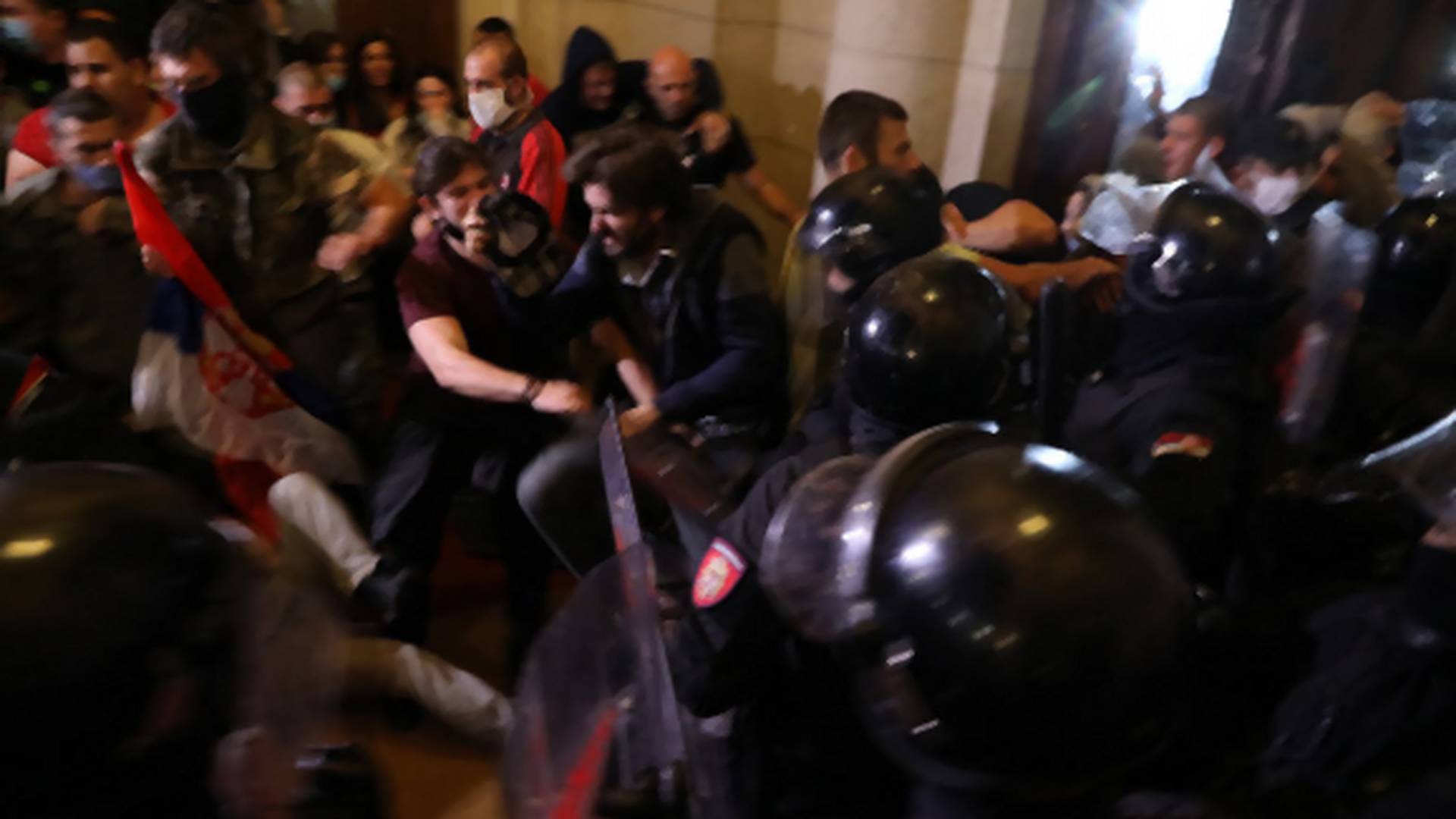 Uzavrela situacija u Beogradu: Demonstranti upali u skupštinu, reagovala policija!