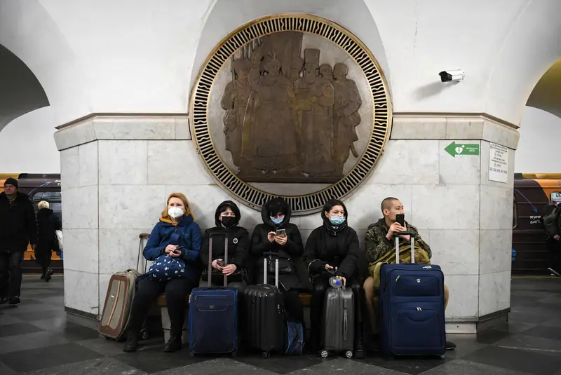 Ludzie schowani w na stacji metra Wokzalna w Kijowie