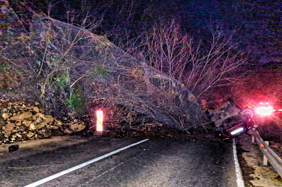 (FOTO) OBRUŠILO SE BRDO NA AUTOMOBIL Drama na putu Novi Pazar-Kraljevo: U vozilu se nalazio BRAČNI PAR