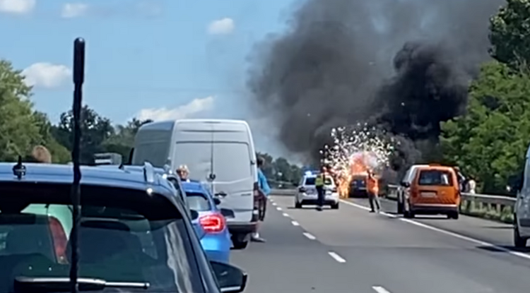 Kigyulladt majd felrobbant egy autó az M7-esen - Videó