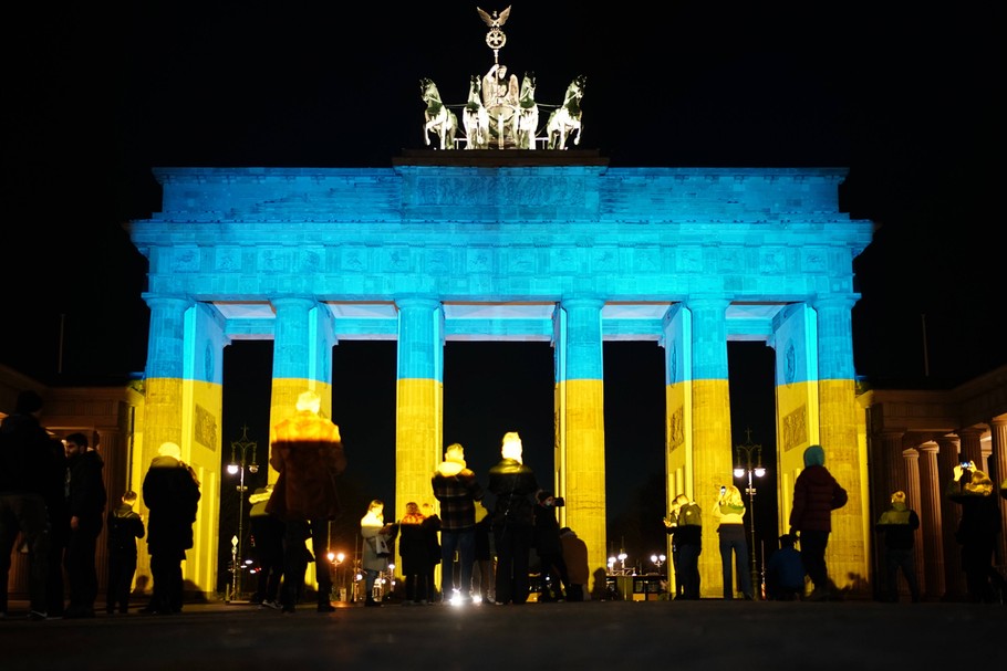 Brama Brandenburska w Berlinie rozświetliła się barwami narodowymi Ukrainy po tym, jak Władimir Putin ogłosił wysłanie wojsk do sąsiada