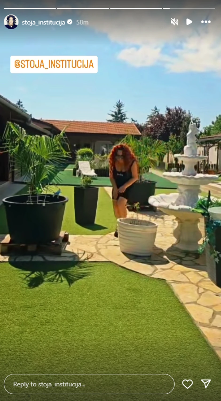 Stoja pokazala dvorište