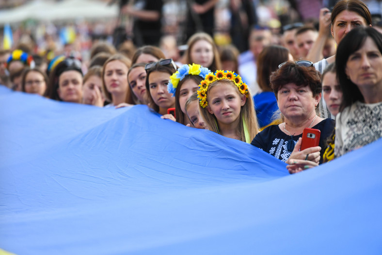 Uczestnicy uroczystości z okazji Dnia Niepodległości Ukrainy