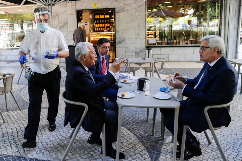 Premier Portugalii Antonio Costa w cukierni